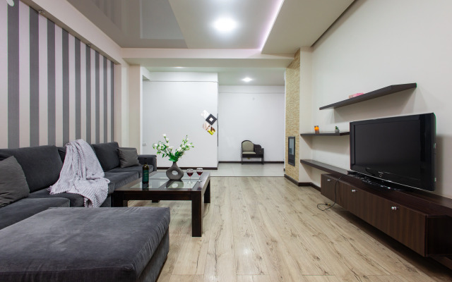 3-komn. ryadom s restoranom DIMOND, DI8210 Flat