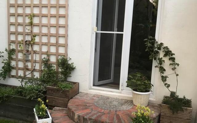 Апартаменты возле пляжа с красивым садом