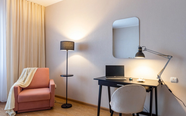 Semejnaya Dvuhkomnatnaya u Zooparka s Gamakom na Lodzhii Flat