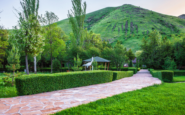 Aksu Zhabagyilyi Guest House