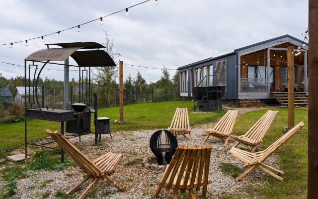 Частный дом с панорамными окнами у озера