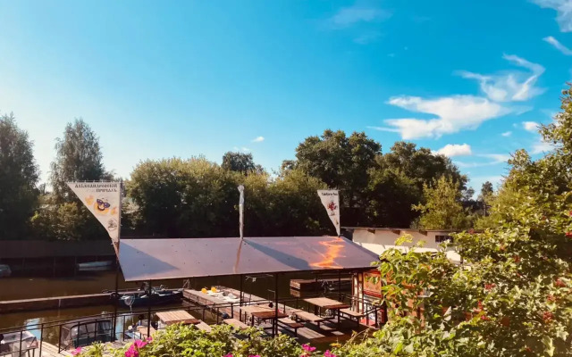 Отель Гостиничный рыболовно-охотничий комплекс Александровский Причал