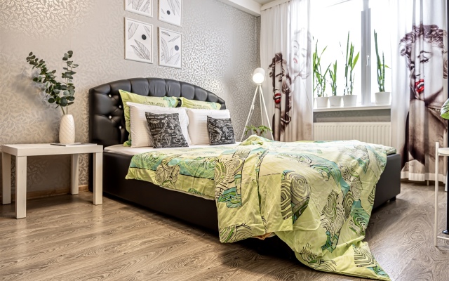 Monro Flat
