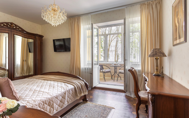 Prudius Apart v tsentre Kronshtadta s vidom na Morskoy Sobor Flat
