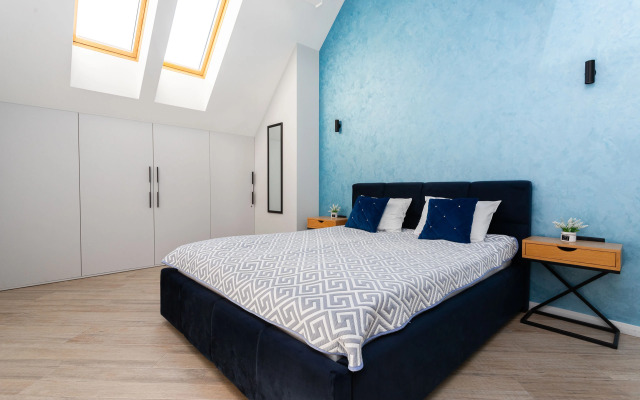 Квартира с Мансардными Окнами и Видом на Море