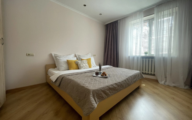 Uyutnaya Kvartira S Dzhakuzi Apartments