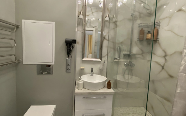 Апартаменты в современном стиле с камином