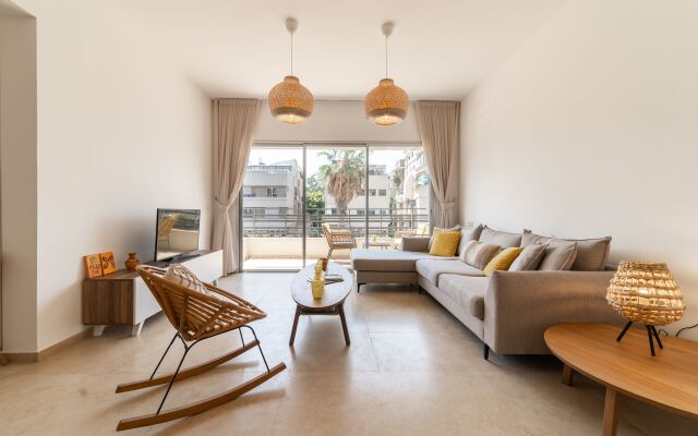 Апартаменты Nice 2BR with a balcony 2 mins from Beach