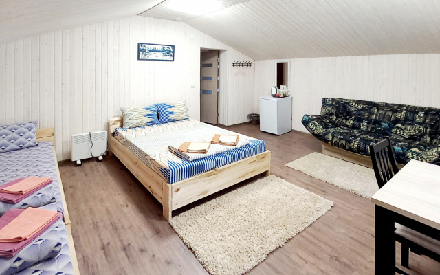 Четырёхместный полулюкс Comfort с красивым видом из окна (общая ванная комната) — фото 3
