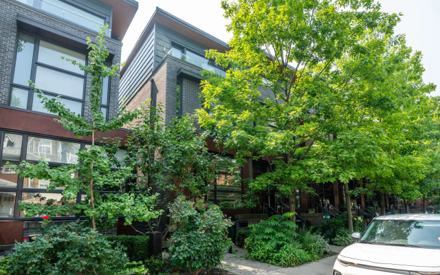 Exclusive Four-Bedroom Townhouse in Downtown Toronto Private House
