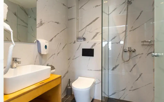 Aqua Luxury Suites
