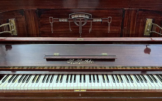 Квартира с антикварной мебелью