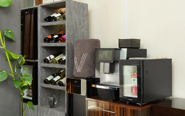 Отель V Hotel&Rooftop Lounge