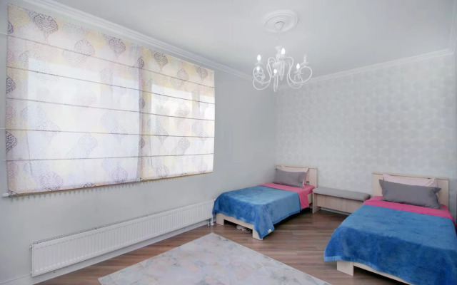 Trekhkomnatnaya V Zhk braun Vozle Trts Mega Almaty Flat