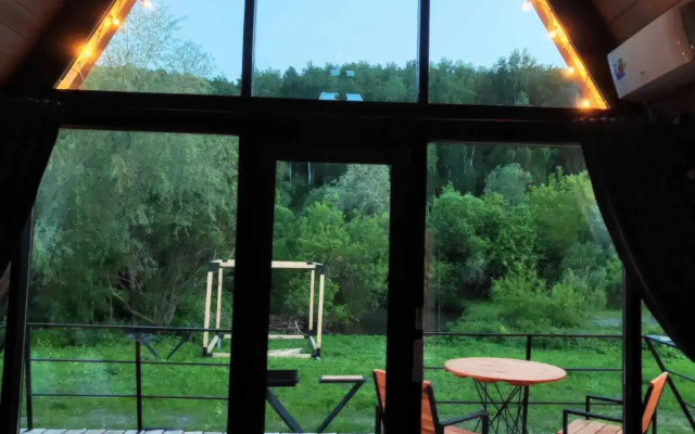 Шале двухэтажный А-фрейм с панорамным остеклением и террасой