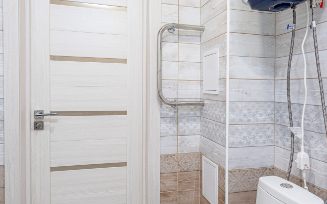 Svetlaya kvartira s parkovkoy na Gubkina Flat