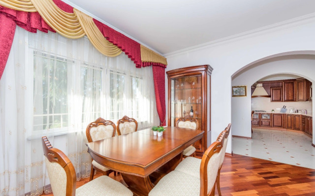 V Samom Tsentre Sochi Private House