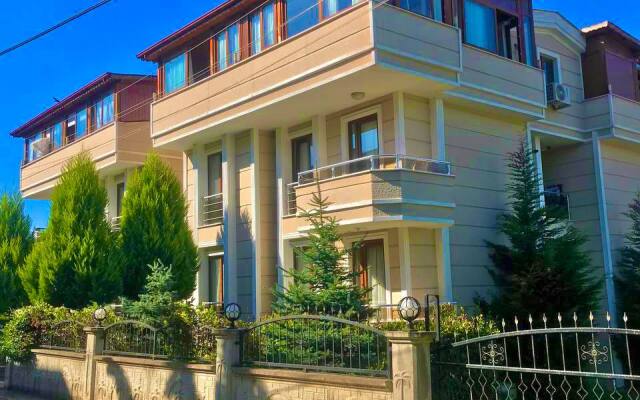 Uyutnaya kvartira u Mramornogo morya Flat