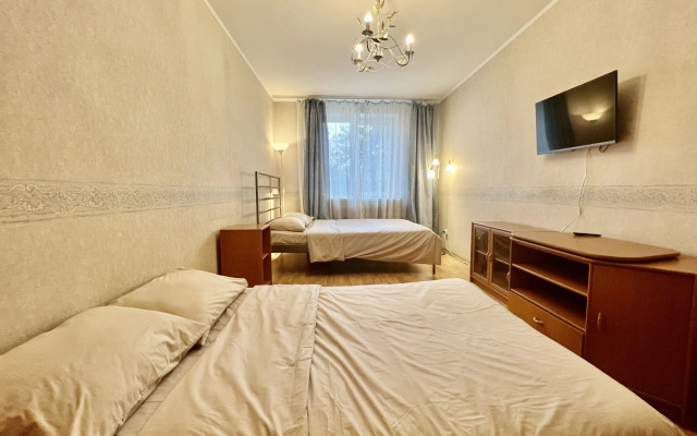 Квартира Просторная трехкомнатная у метро Комендантский пр.