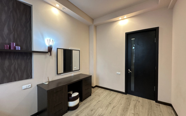 3-komn. ryadom s restoranom DIMOND, DI8210 Flat
