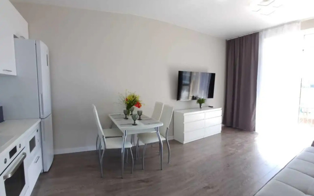 Квартира с Бacсeйнoм в ЖК Кипарис 298