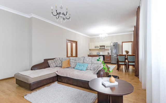 V Tsentre Goroda Ryadom S Bayterekom Apartments