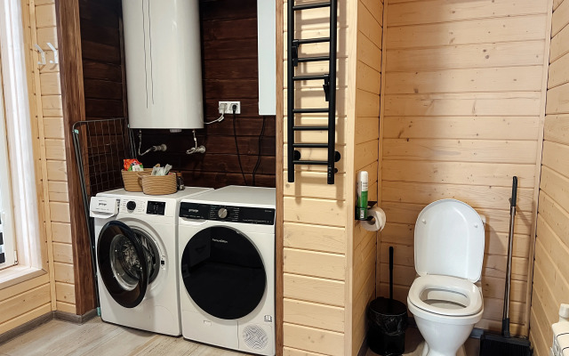 Dom s krasivoy kostrovoy zonoy, rasschitannyy na 9 chelovek Private house
