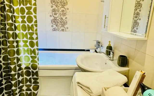 U Metro Chkalovskaya Apart 96 Flat