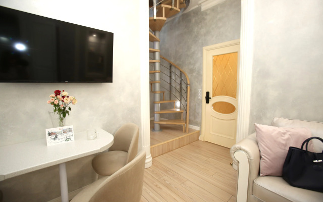 Dvukhurovnevye Nevsky 5 Apartment