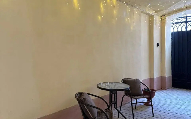 Yarkaya Studiya U Issakievskogo Sobora Flat