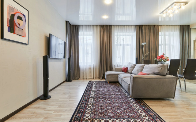 Svetlaya i Uyutnaya Kvartira v Samom Tsentre Flat