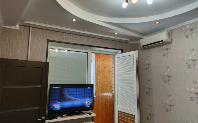 Uutnye na Peshkova 55 ryadom s bolnitsey Vodnikov Apartments