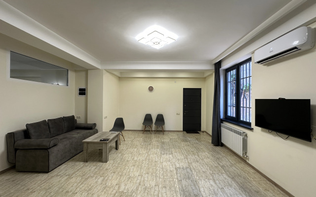 Kamenny Dom na Ulitse Horenatsi Private House