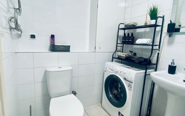 Semejnyie 3h Komnatnyie U Metro Apartments