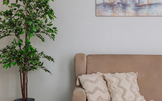 Dushevnaya, uyutnaya v parke na beregu ozera Flat