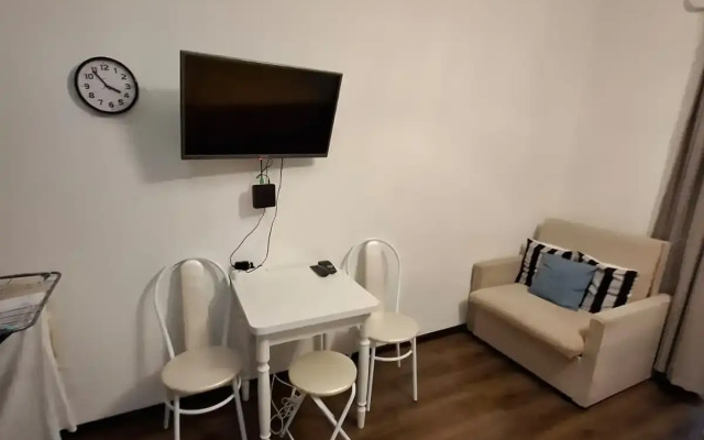 Na 3 chelovek v Strizhakh s balkonom Flat