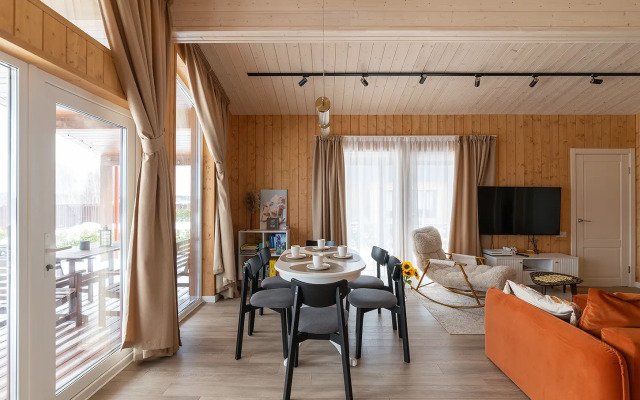 Uyutnyy dom s panoramnymi oknami s vykhodom na terrasu Private house