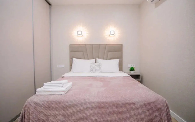 3kh Komnatnaya S Dizaynerskim Remontom Flat