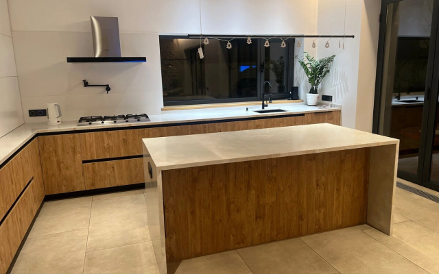 Вилла HiTech Oasis Loft with Outdoor Jacuzzi