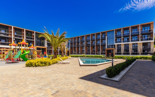 2 Orange Apart With A Swimming Pool In The Yard Apartments