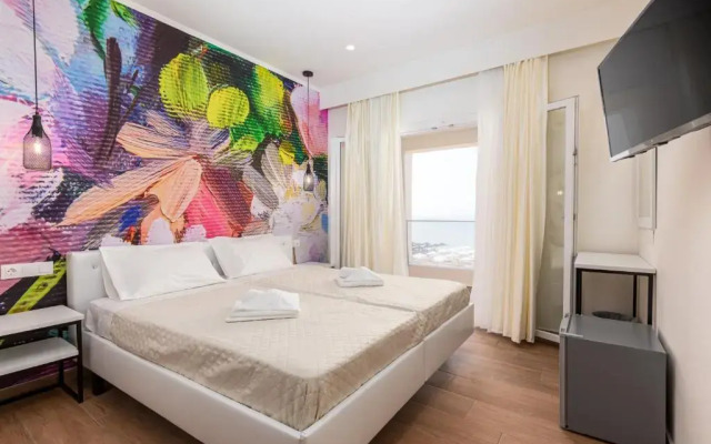 Aqua Luxury Suites