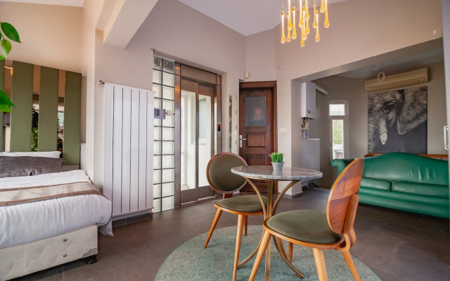 Jacuzzi across Bosphorus Apartments