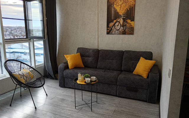 Квартира с панорамными окнами с видом на озеро