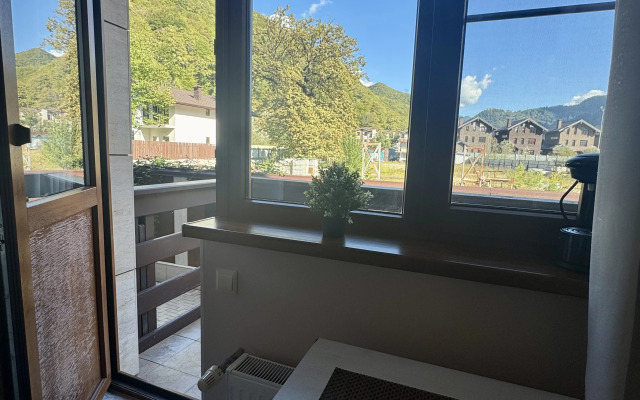 Апартаменты Студия с балконом в центре Эстосадка