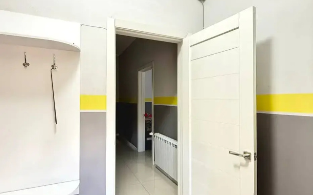 Kvartira 3 Kom s Otdel'nym Vhodom 8 Sp Mest Centr Goroda Rabotaem s Ur Licami