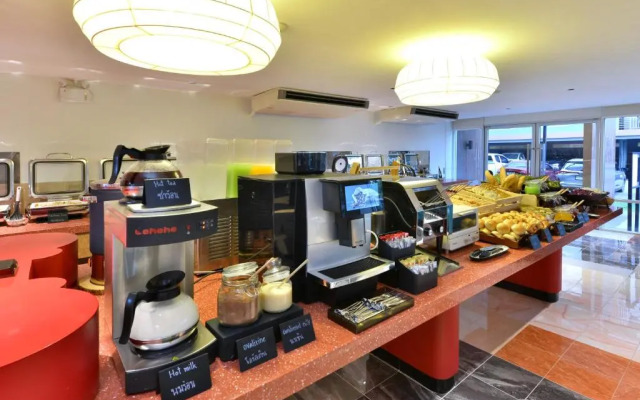 Отель The Grass Serviced Suites