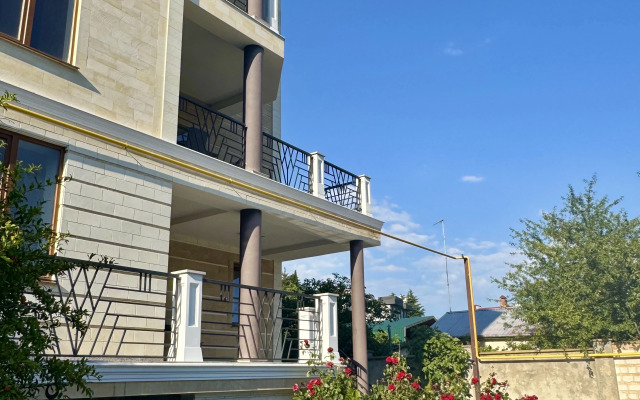 3-Kh Komnatnaya S Balkonami U Tts Konfetti Flat