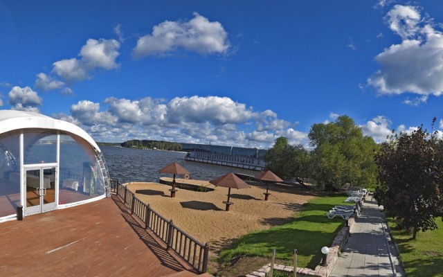 Ryadom S Yakht Klubom Admiral Flat