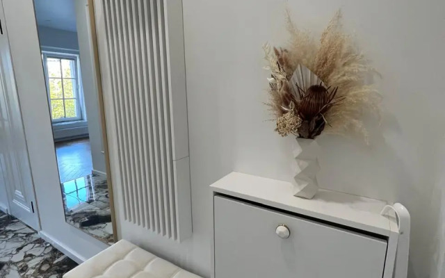 Studiya v Novom Dome s Frantsuzskimi Balkonami Flat