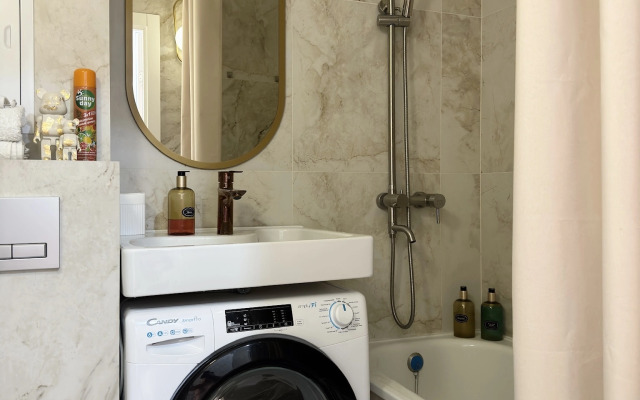 Na Ulitse Romantikov 1 Flat
